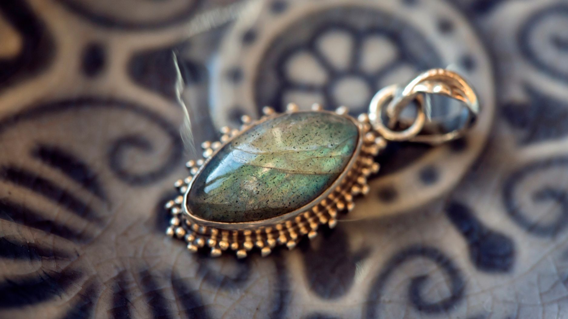 Comment Choisir le Pendentif Labradorite Parfait pour Vous ?